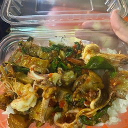 ข้าวกระเพราทะเล+หมูกรอบ