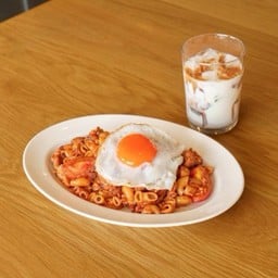 Set F มะกะโรนีซอสมะเขือเทศหมู + เครื่องดื่ม