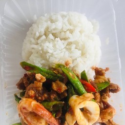 พริกแกงรวมถั่ว ราดข้าว