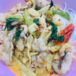 ขนมจีนแกงเผ็ดหน่อไม้หมูหมักนุ่ม