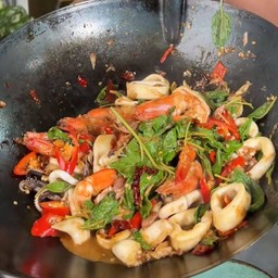 ข้าวราดกระเพราหมึก+กุ้ง (สองสหาย)