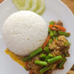 ข้าวผัดเครื่องแกงหมู