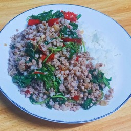 กะเพราหมูสับราดข้าว