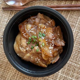 ข้าวหน้าหมูสามชั้นย่าง