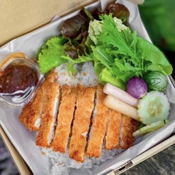 ข้าวไก่ทอดน้ำพริกตาแดงผักสด