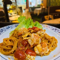 Spaghetti tomato sauce with prawns
