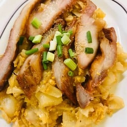 เส้นใหญ่ผัดน้ำจิ้มแจ่วคอหมูย่าง