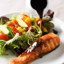 สลัดแทสมาเนียนแซลมอนย่าง บัลซามิก เดรสซิ่ง