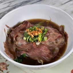 ก๋วยเตี๋ยวน้ำเนื้อวากิวและเนื้อตุ๋น