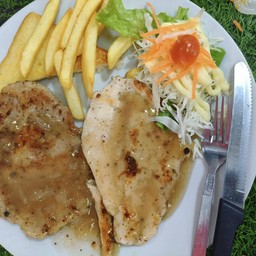 สเต็กหมู + สเต็กไก่ในกล่องเดียวกัน