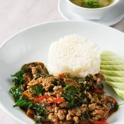 ผัดกะเพราะราดข้าว