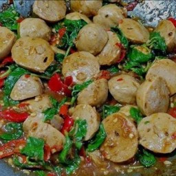 กระเพราลูกชิ้นเนื้อ ราดข้าว