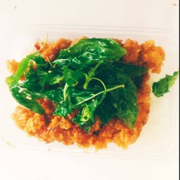 ไก่กรอบราดซอสกะเพรา (กับข้าว)