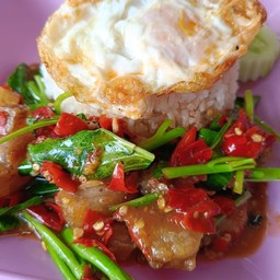 ผัดคะน้าหมูกรอบราดข้าว