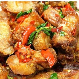 กระเพราหมูกรอบ