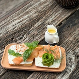 Open Avocado+Salmon