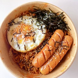 มาม่าเผ็ดเกาหลี ไข่ดาว ไส้กรอก