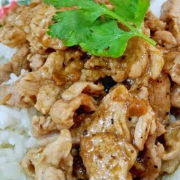 กระเทียมพริกไทยราดข้าว (แบบมีน้ำคลุกขลิก)