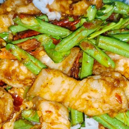 ข้าวพริกแกงหมูสามชั้นถั่วฝักยาว