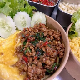 กระเพรา เนื้อสับ+ไข่ข้น