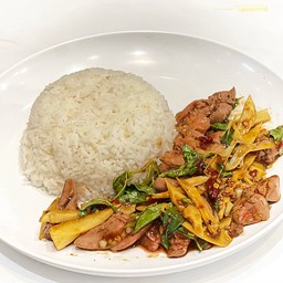 ข้าวกระเพราเครื่องในไก่ใส่หน่อไม้