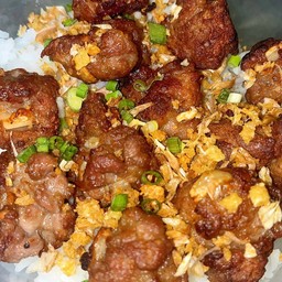 หมูก้อนทอดกระเทียมพริกไทย(กับข้าว)(ทอดใหม่ทุกกล่อง)