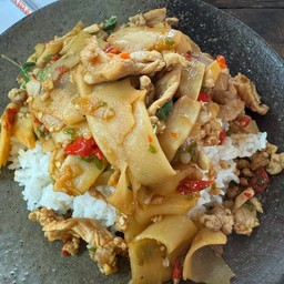 ผัดกระเพราเนื้ิอหน่อไม้ดอง