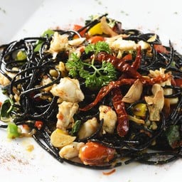 พาสต้าเส้นหมึกดำสไปซี่ปู