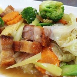ผัดผักรวมหมูกรอบ