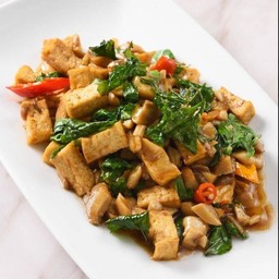 ผัดกะเพราเห็ดและเต้าหู้