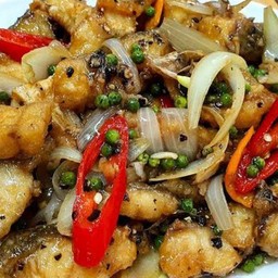 ปลากระพง ผัดพริกไทยดำ