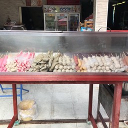 กอหญ้า อาหารจานด่วน ลูกชิ้นทอด กาแฟโบราณ ขนมปังปิ้ง