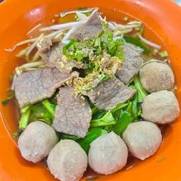 ก๋วยเตี๋ยวโกเด้ง โฮเด้ง เซเว่น ข้างเป็นรูโดนัท