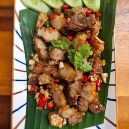 สามชั้นคั่วพริกเกลือ