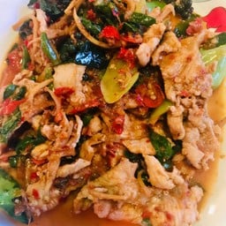 ผัดเผ็ดหมูหมักนุ่มหอมใบยี่หร่า