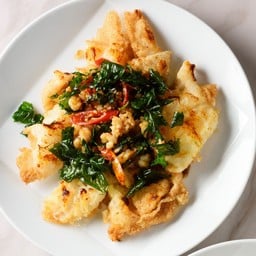 ก๋วยเตี๋ยวกะเพราไก่สับหรือหมูสับน้ำพริกเผา