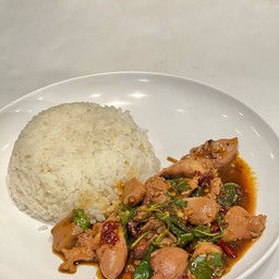 ข้าวกระเพราเครื่องในไก่