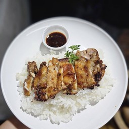 ข้าวไก่ย่างคลุกฝุ่น