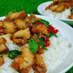 หมูกรอบกระเพรา(ราดข้าว)