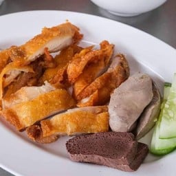 ข้าวมันไก่เจ้าดังสไตล์ฮ่องกง ถนนลาดพร้าว
