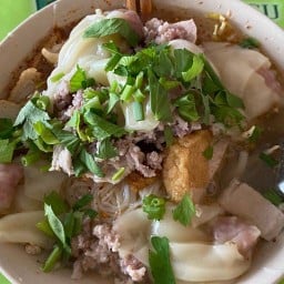 ก๋วยเตี๋ยวหมูเฮียเล้งสะพาน99