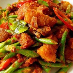 ผัดพริกแกงหมูกรอบ