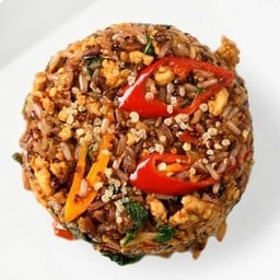 ข้าวกล้องควีนัวผัดกะเพราอกไก่ออร์แกนิค (Kcal 350 | Protein 30g |  Carb 53g | Fat 2g)