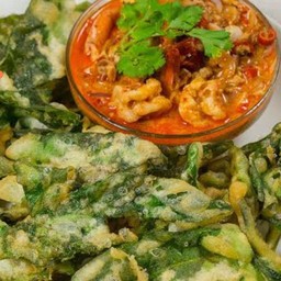 ยำผักบุ้งทอดกรอบ