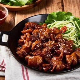 ไส้หมูย่างผักซอสเผ็ดภูเขาไฟ