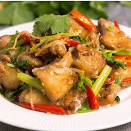 ปลากะพงทอดผัดคึ่นฉ่าย