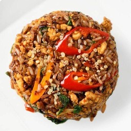 ข้าวกล้องควีนัวผัดกะเพราอกไก่ออร์แกนิค (Kcal 350 | Protein 30g |  Carb 53g | Fat 2g)