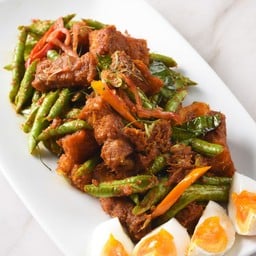 หมูกรอบผัดพริกขิงถั่วฝักยาว เสิร์ฟพร้อมไข่เค็ม