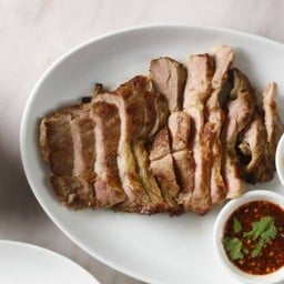 หมูคุโรบุตะย่างและข้าวเหนียว