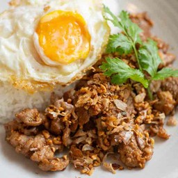 ข้าวหมูทอดกระเทียม   ไข่ดาว